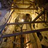 ...e ci ritroviamo davanti a un cantiere fatto di ponteggi, assi e tubi. Il tempio si trova otto metri pi� gi�: lo raggiungiamo servendoci di scale e blocchi in pietra
